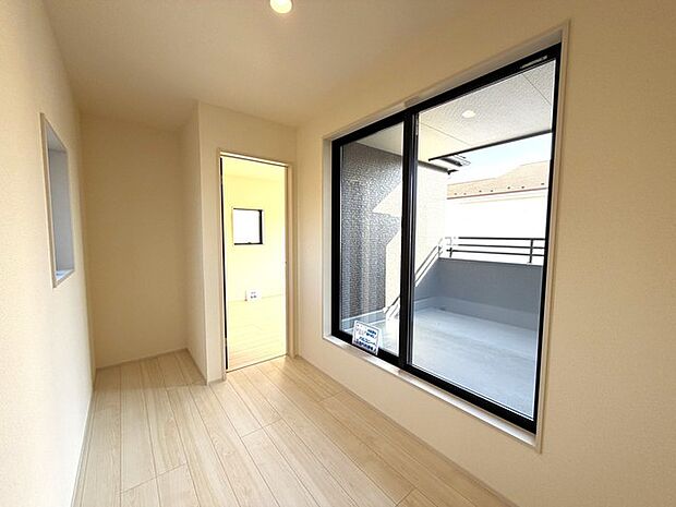 2階ろうかからバルコ二ーへ出入りできるの嬉しいですね〇