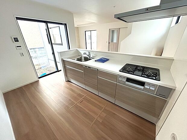 対面タイプなら、キッチン内にいながらご家族やお客様との会話が楽しめます。 