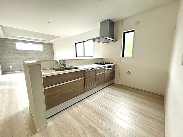 カウンターからはリビングが広く見渡せ、ご家族とのコミュニケーションも弾みます。 