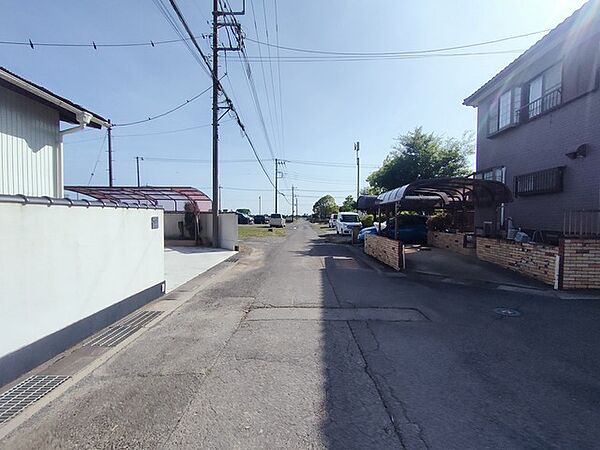 車通りの少ない閑静な住宅地、のびのびした子育てに適します。