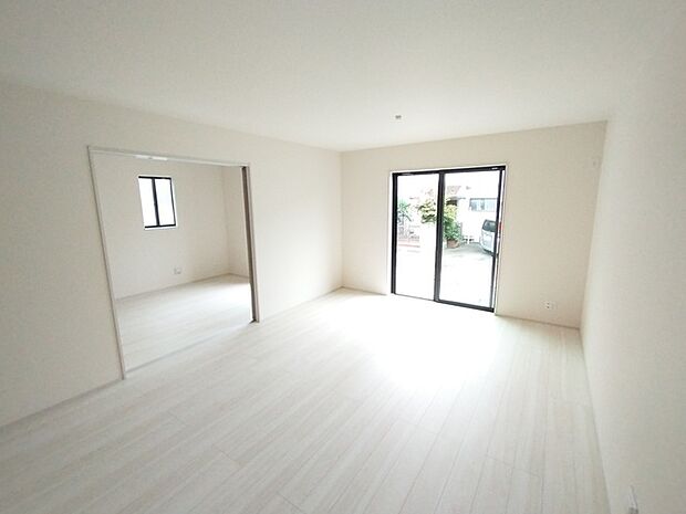 ご家族みんながゆったりくつろげる広々リビング。