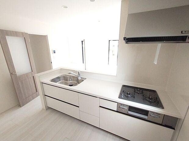 リビングで遊ぶお子様を見守りながらお料理ができる、対面キッチン。