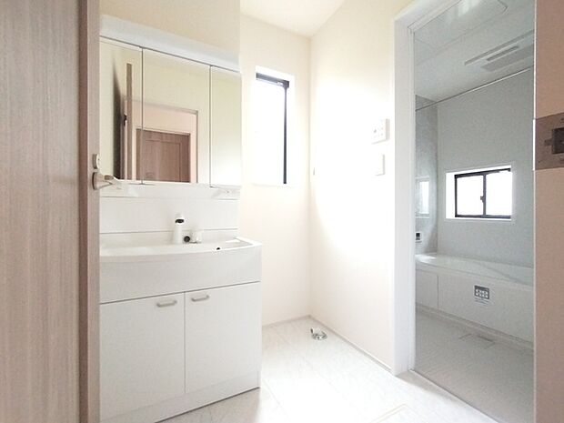洗面化粧台は清潔感の漂うホワイトをベースカラーに、シンプルなデザインで。
