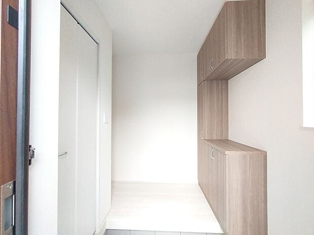 玄関がいつも片づく大容量シューズボックス。