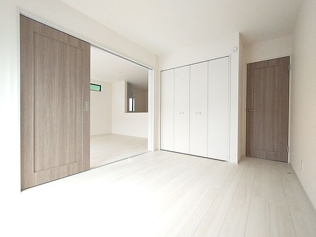 たっぷりの陽光と、心地よい風が舞い込みます。