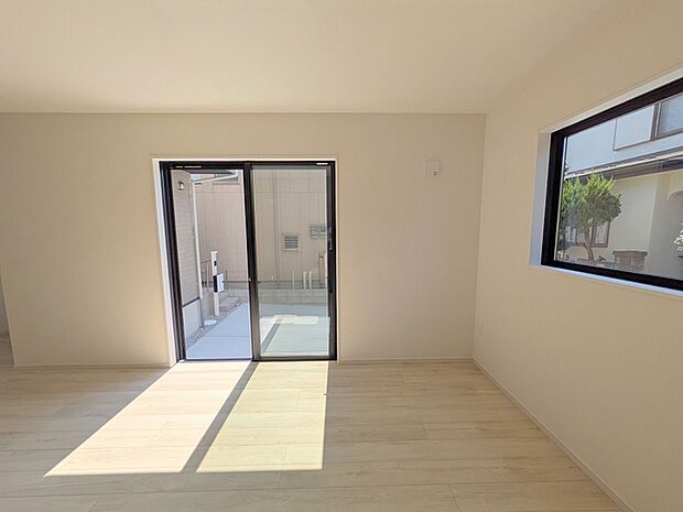 日当たりのいいリビングは心地よく、落ち着いて暮らせます。