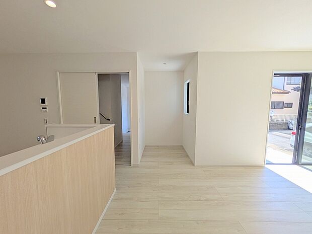 キッチンのすぐ隣りにあるダイニングスペース。家事動線が短くて使いやすい配置です。