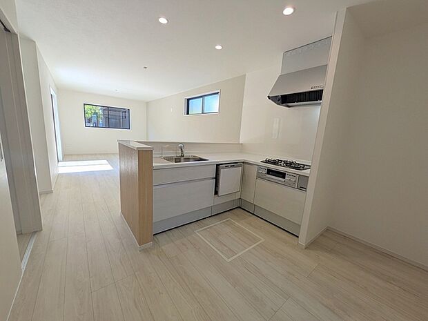 カウンターからはリビングが広く見渡せ、ご家族とのコミュニケーションも弾みます。