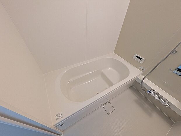 広々1坪タイプのゆったり浴室ユニット。防カビ・抗菌素材なのもうれしい。 