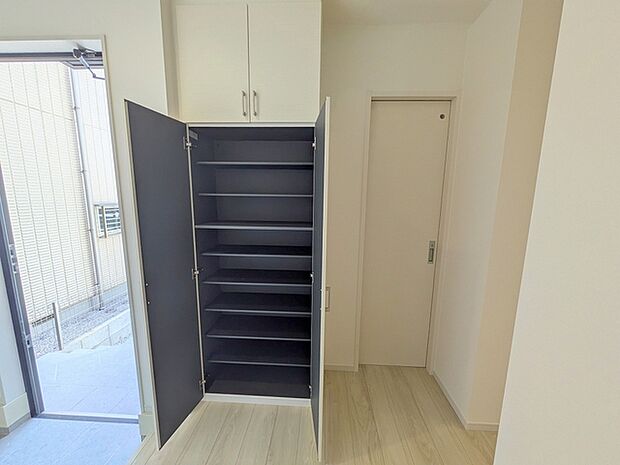 大容量のウォークインシューズクローゼットが嬉しい。 