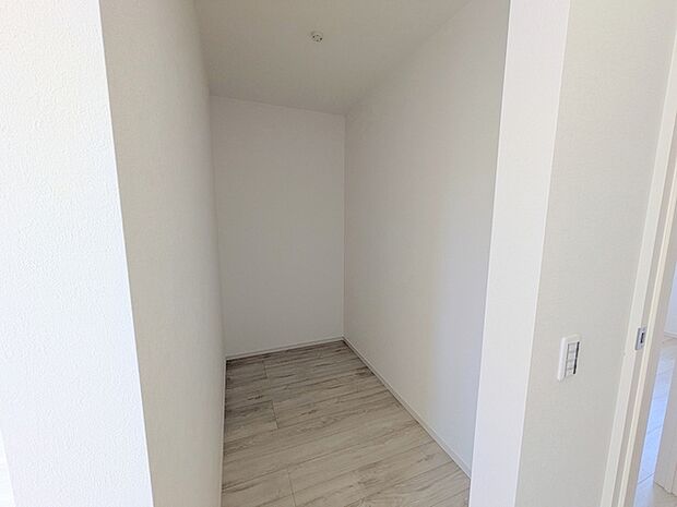 季節物の衣類もスッキリ収納できる、ウォークインクローゼット。 