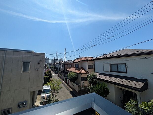 前面の住まいとの距離感があるから、圧迫感を感じません。