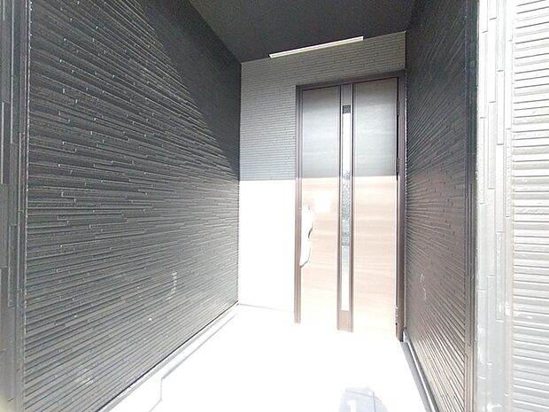 この扉を開けると、新築の木の匂いが待ってます。 