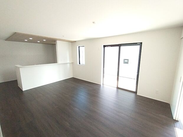 ご家族みんながゆったりくつろげる広々リビング。 