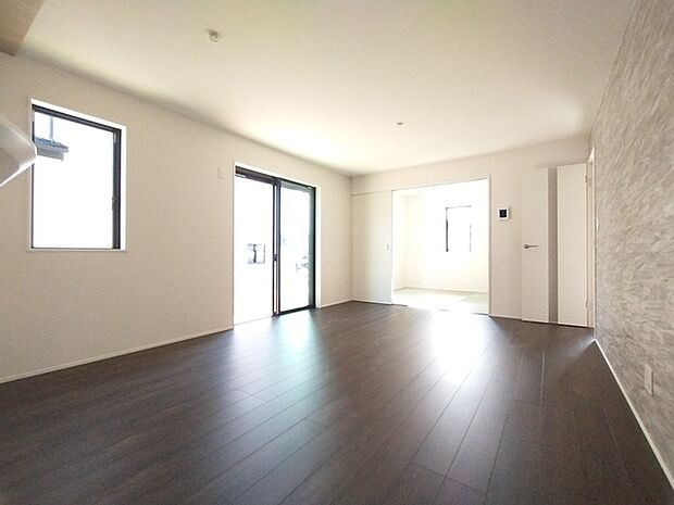 ご家族みんながゆったりくつろげる広々リビング。 