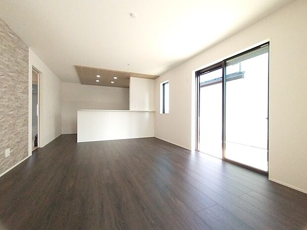 ご家族みんながゆったりくつろげる広々リビング。 