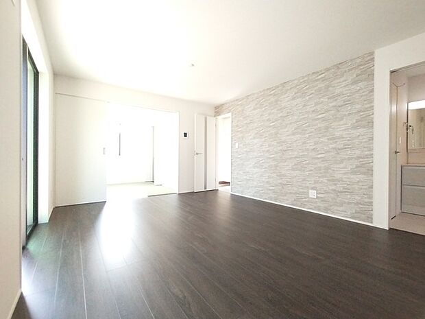 ご家族みんながゆったりくつろげる広々リビング。 