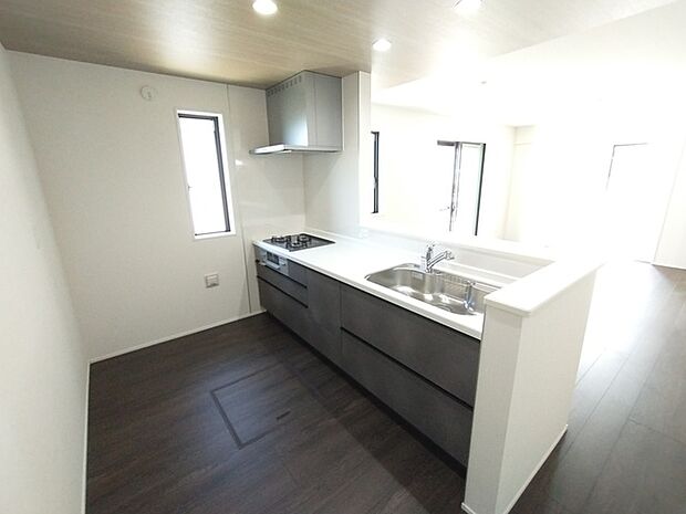 リビングで遊ぶお子様を見守りながらお料理ができる、対面キッチン。 