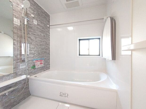 一日の疲れを癒す浴室は、広々1坪以上。 