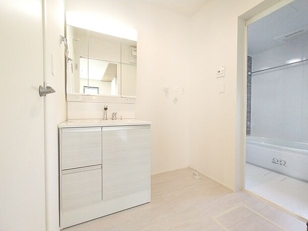 洗面化粧台は清潔感の漂うホワイトをベースカラーに、シンプルなデザインで。 