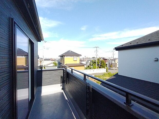 南向きバルコニーでお洗濯ものはいつもカラッと乾きます。 