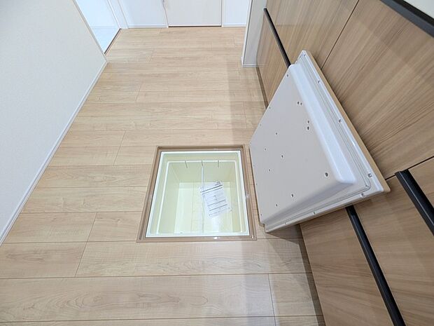 床下収納や食品庫に利用可能。まとめ買い派にうれしい床下収納。 