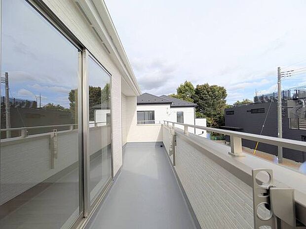 らくらくお洗濯を助ける広いバルコニー。 