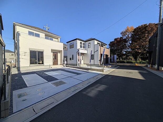 並列2台駐車可能な、ゆとりのカースペースがここに。 