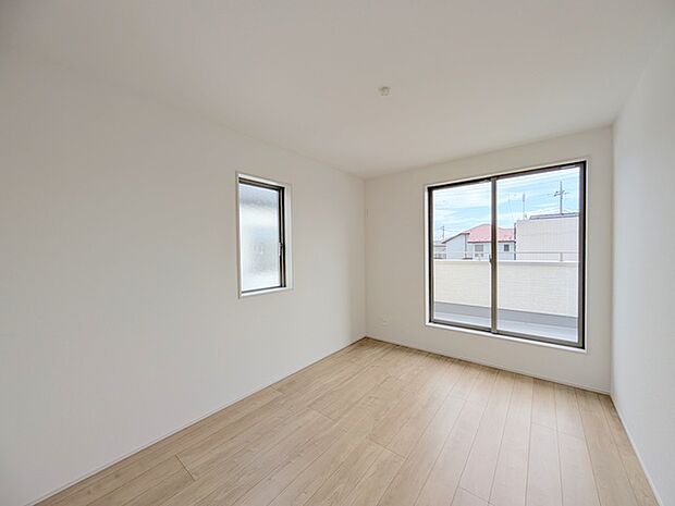 バルコニーからはたっぷりと太陽の光が舞い込みます。 