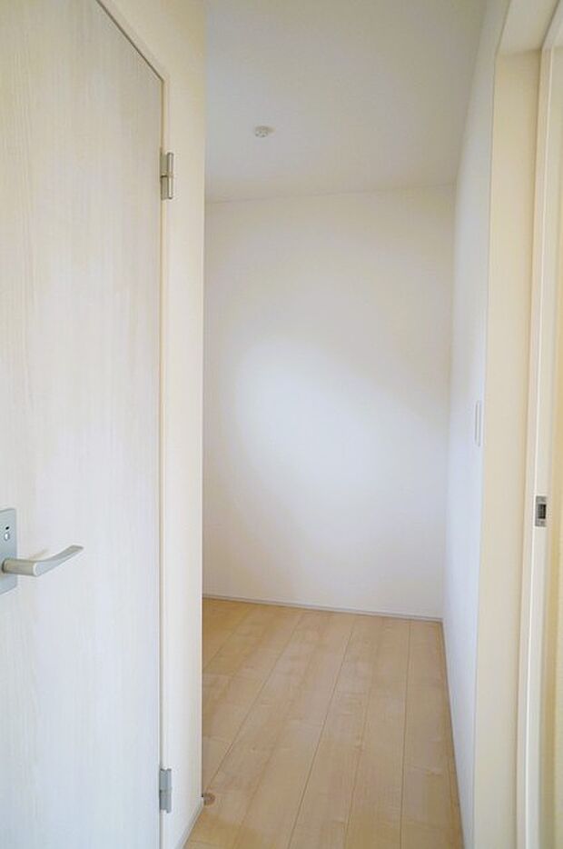 季節ものも段ボールにしまい込んだ衣類も入る。うれしいサイズの納戸です。 