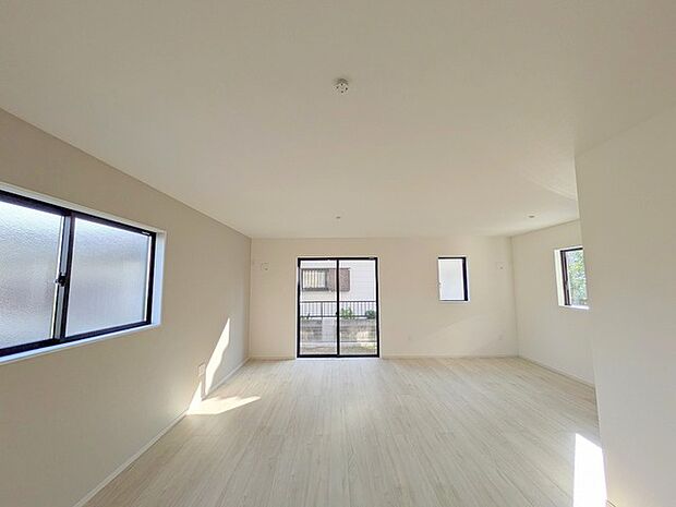 リビングは家具の配置も思いのまま。自由度が高い設計です。 