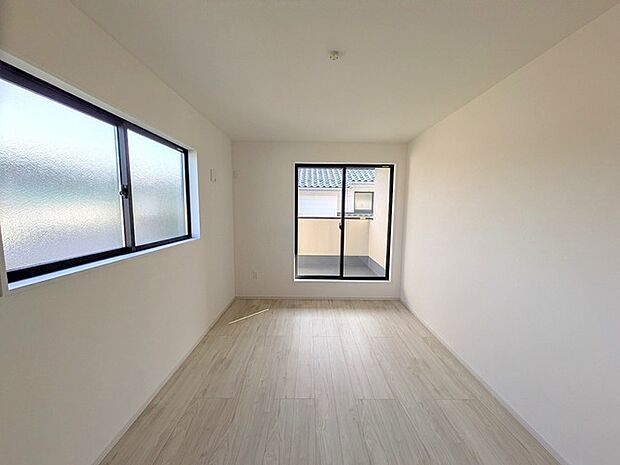 広々バルコニーから、たっぷり太陽の恵みが得られます。