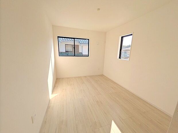 新築の木の匂いのする室内。写真では伝わらないので、ぜひ現地でお確かめください。 