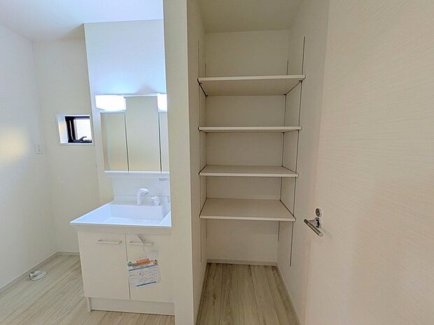 お出かけ前の身だしなみに一歩差がつく三面鏡。 