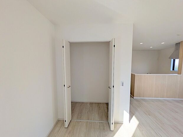 何かとものがあふれやすいリビングに、ちょっと一工夫。うれしい収納空間。 