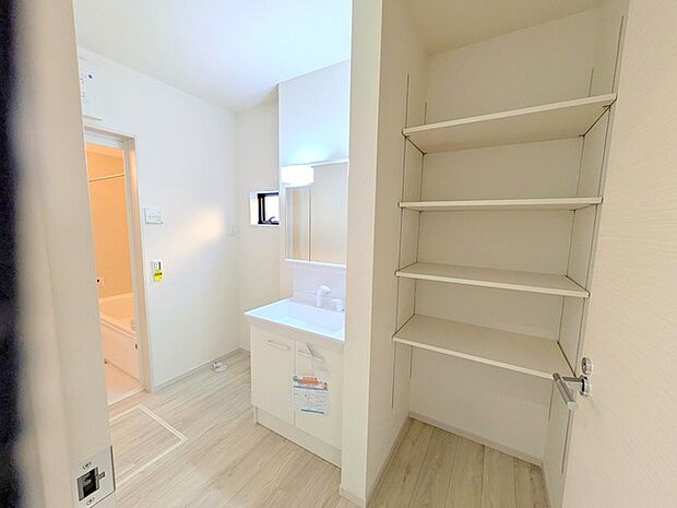 お風呂に入るときに重宝するリネン庫。 