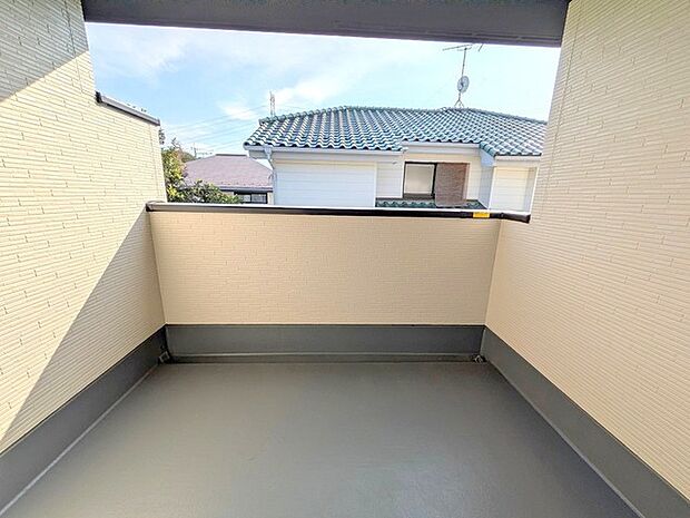ゆとりの広さを確保したバルコニー。お布団を干すのも、この広さならラクラク。 