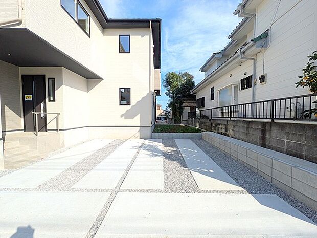 並列2台駐車可能な、ゆとりのカースペースがここに。