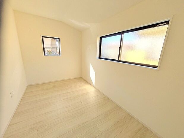 たっぷりの陽光に包まれる明るい住まいが、ここにあります。 