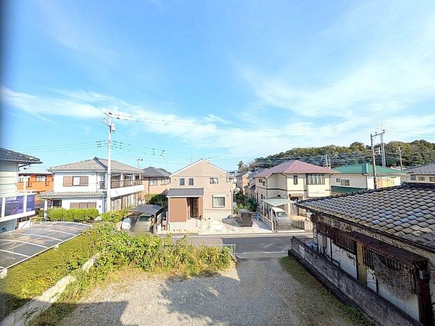 あたり一帯に住宅が広がる立地、住宅地ならではのロケーション。 