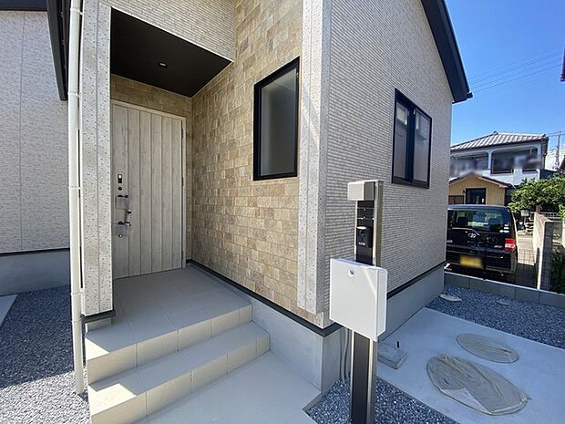 この扉を開けると、新築の木の匂いが待ってます。 