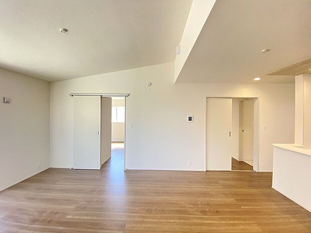 ご家族みんながゆったりくつろげる広々リビング。