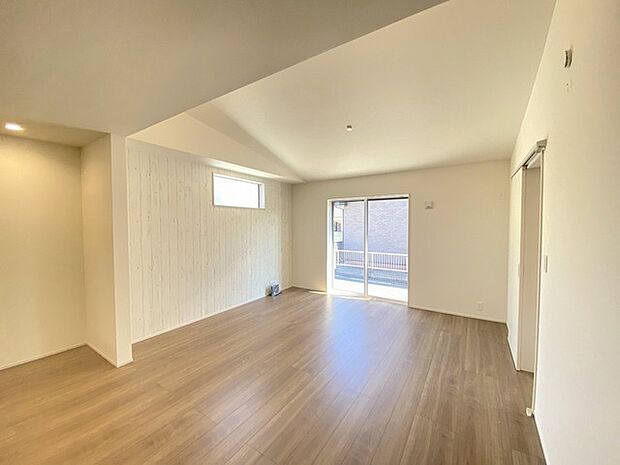 南側に大きな窓を配置、明るいリビングが出来ました。 