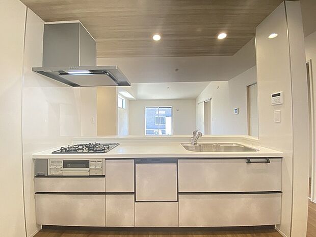 料理をしながらでも、ご家族との会話を楽しめる対面キッチン。