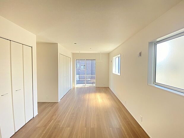 将来は間仕切りで。洋間二部屋分に対応可能な洋室。