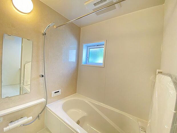 広々1坪タイプのゆったり浴室ユニット。防カビ・抗菌素材なのもうれしい。 