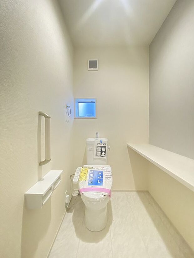 サイドカウンター付のゆとりある広さのトイレ