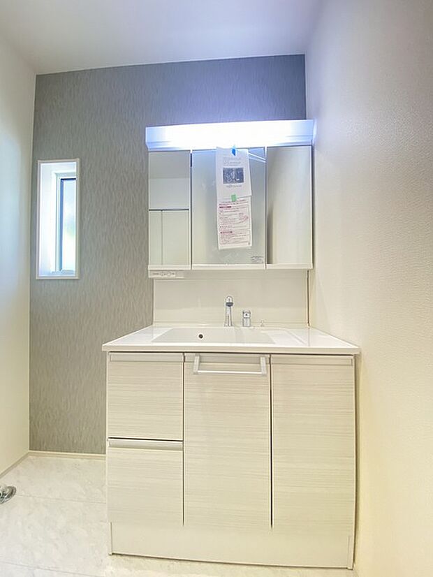 たっぷりの収納を設けたシャワー付洗面台で快適な暮らし。