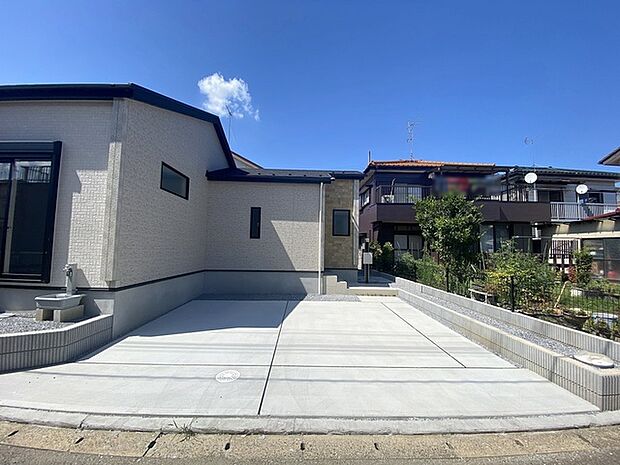 並列2台駐車可能な、ゆとりのカースペースがここに。