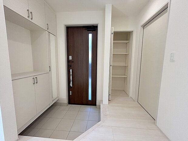 玄関を開けたらシューズボックス、使いやすい配置です。 